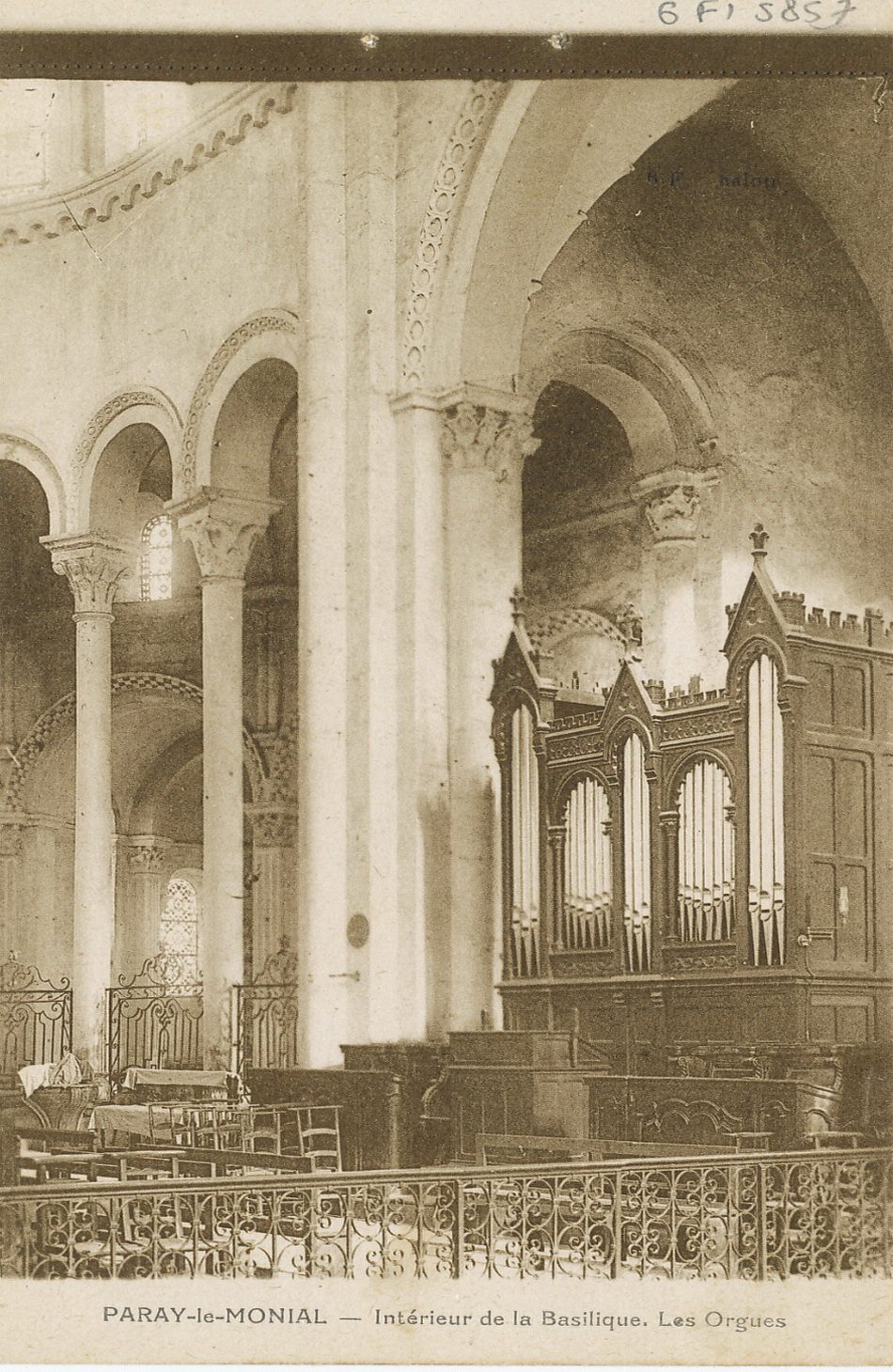 Paray-le-Monial. Intérieur de la basilique. Les orgues.