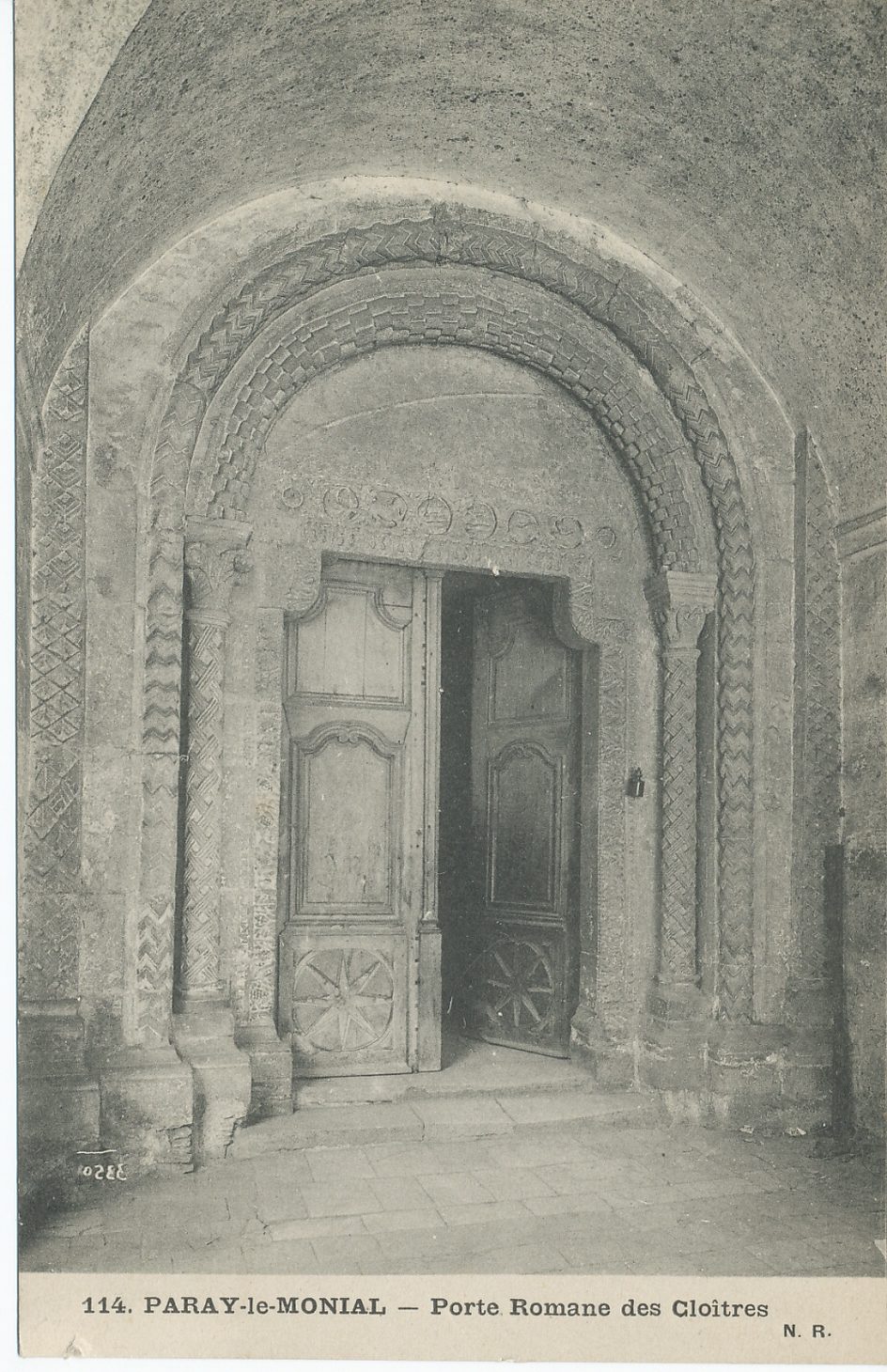 Paray-le-Monial. Porte romane des cloîtres.