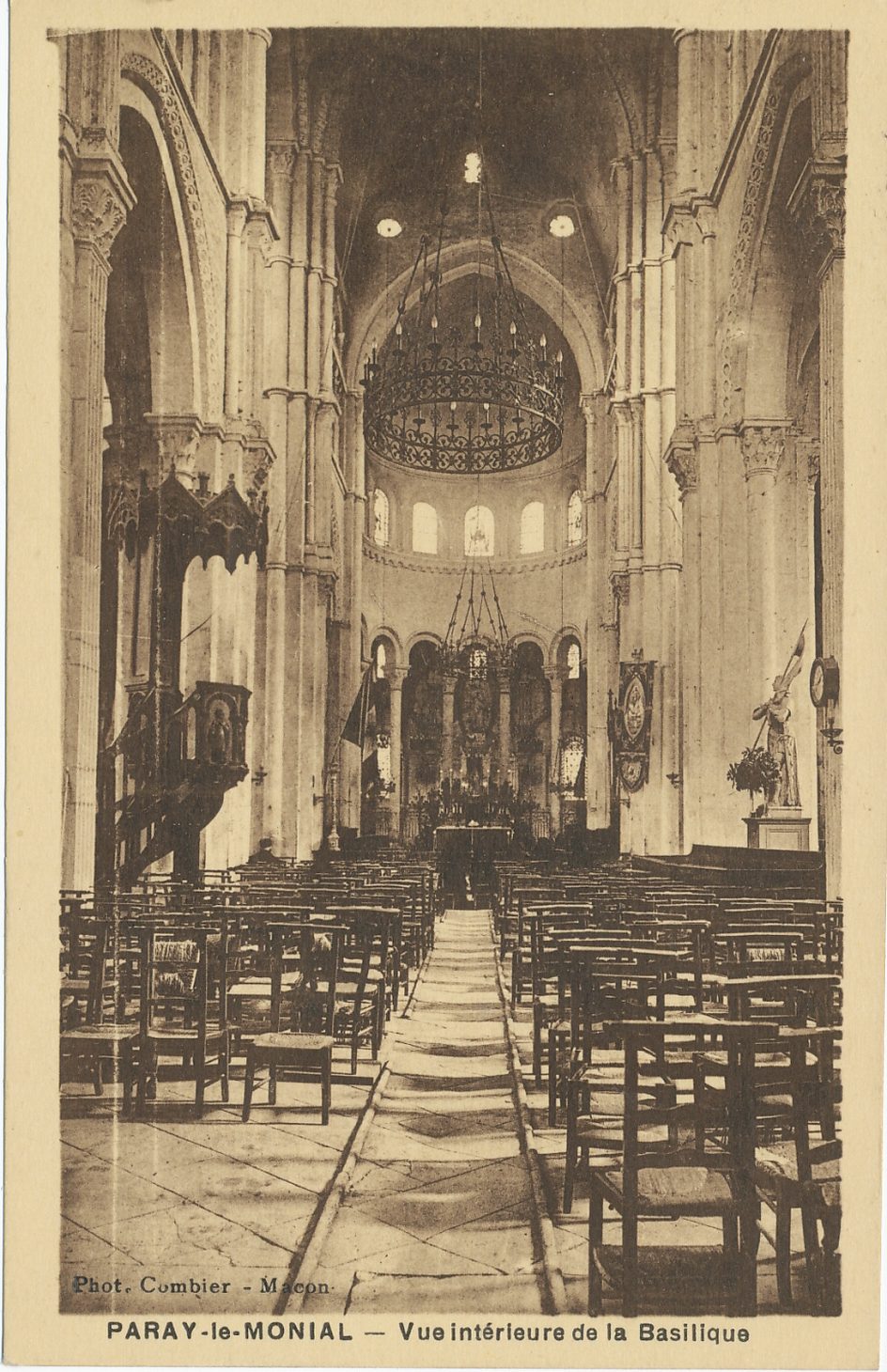 Paray-le-Monial. Vue intérieure de la basilique.