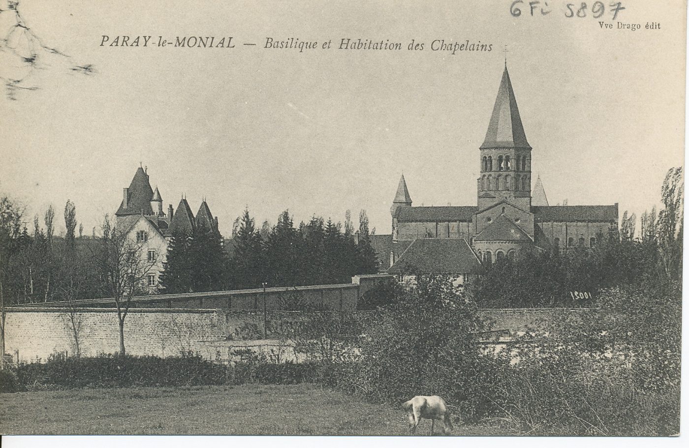 Paray-le-Monial. Basilique et habitation des chapelains.