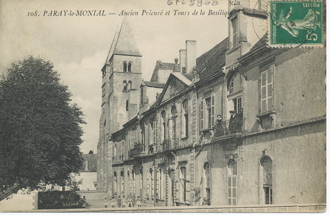 Paray-le-Monial. Ancien prieuré et tours de la basilique.