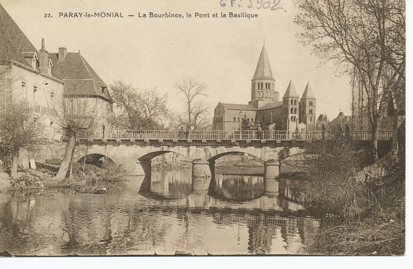 Paray-le-Monial. La Bourbince, le pont et la basilique.
