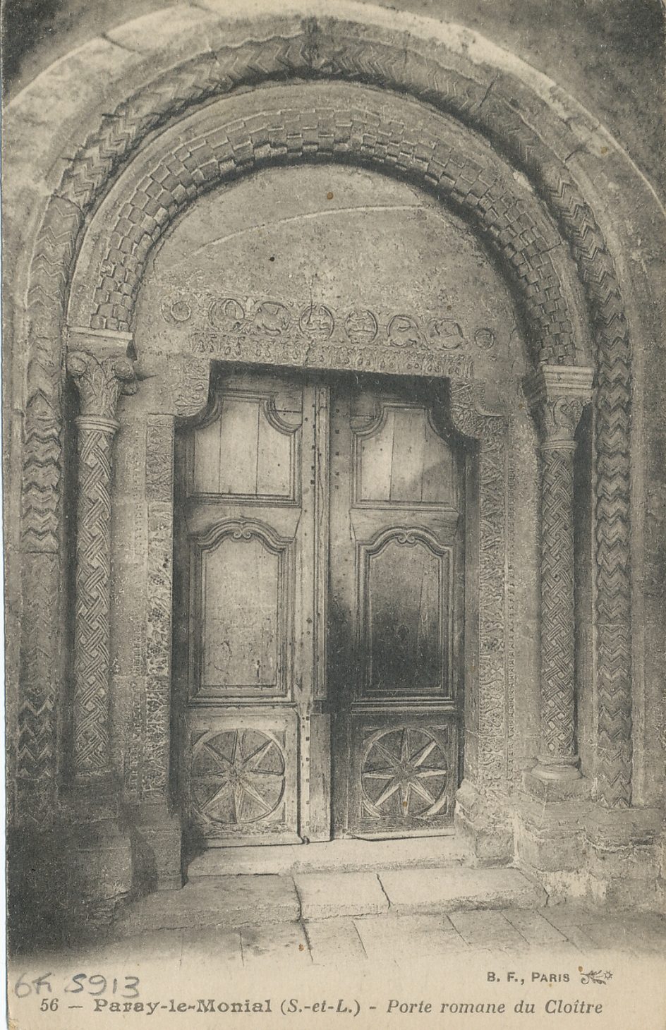 Paray-le-Monial. Porte romane du cloître.