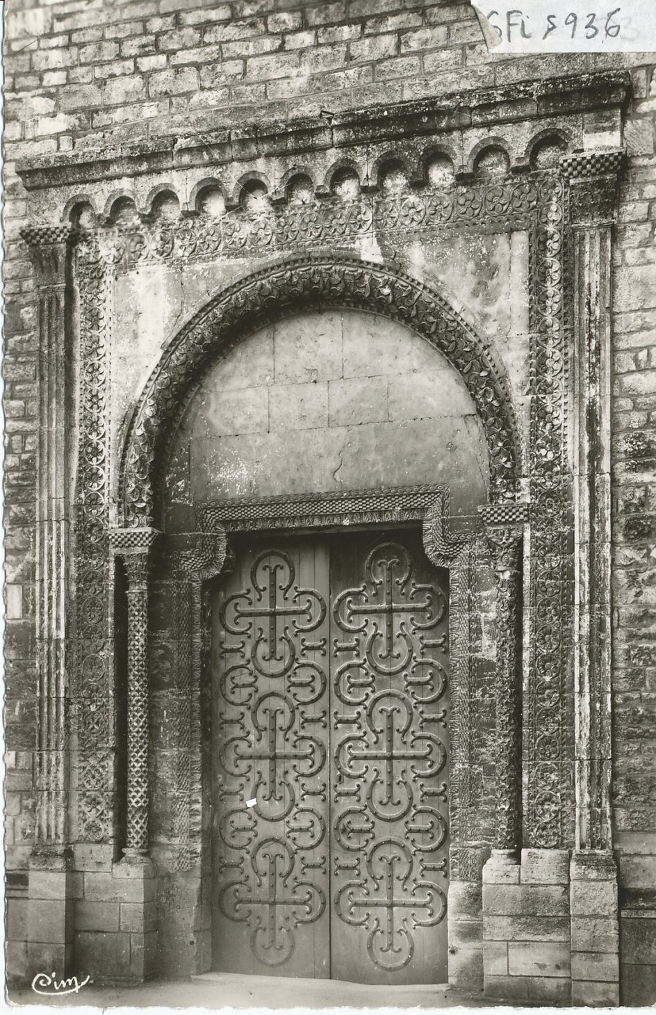 Paray-le-Monial. Porte romane.