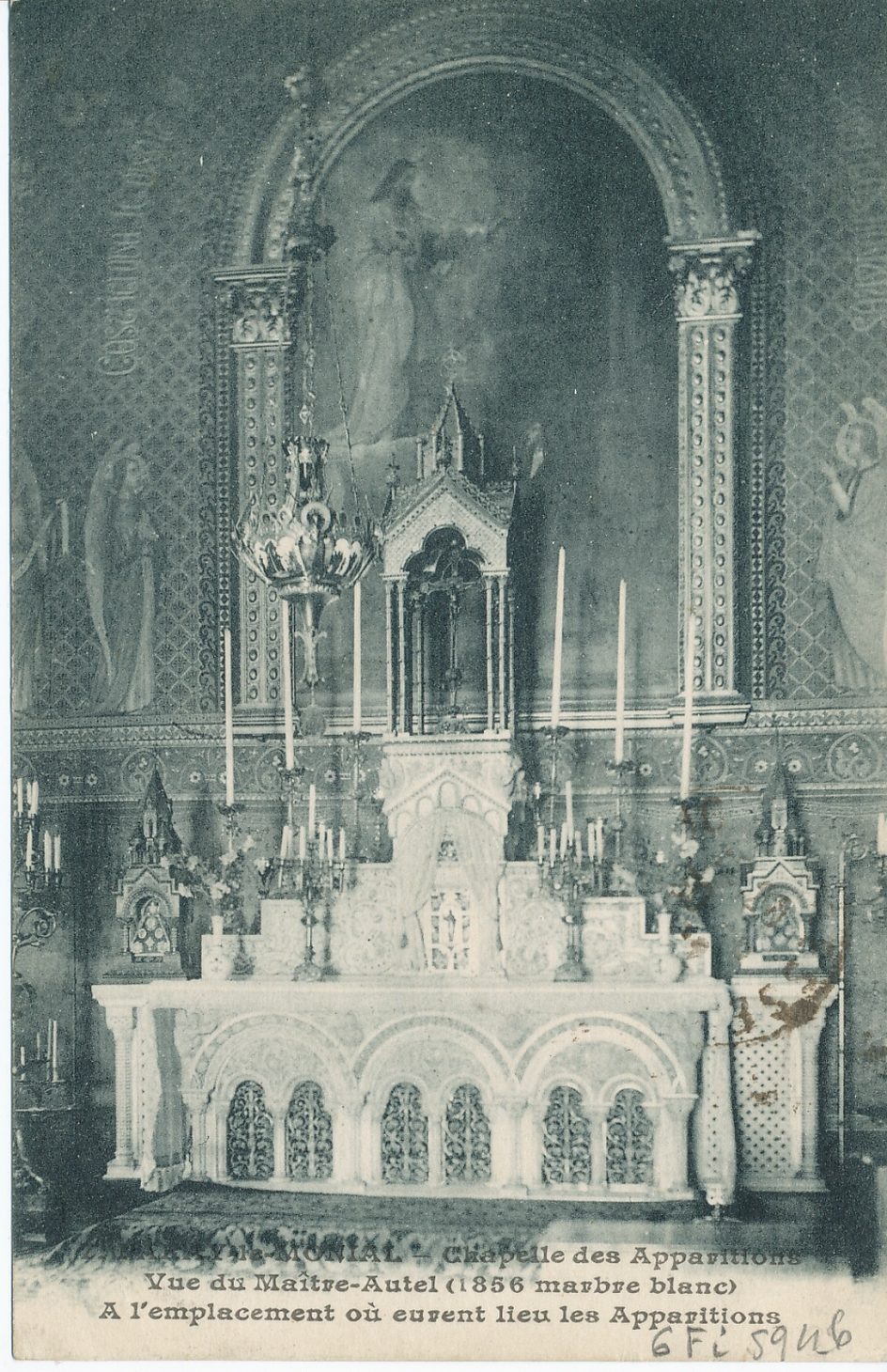 Paray-le-Monial. Chapelle des Apparitions. Vue du maître-autel (1856 marbres blancs). A l'emplacement où eurent lieu les apparitions.