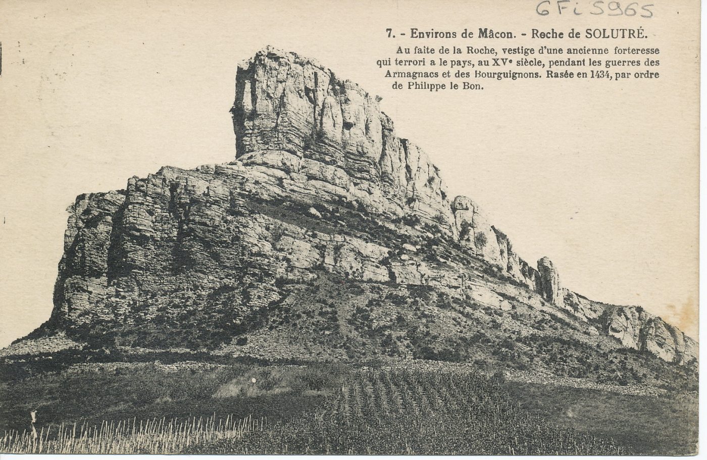 Environs de Mâcon. Roche de Solutré. Au faîte de la roche, vestige d'une ancienne forteresse qui terrorisa le pays, au XVe s., pendant les guerres des Armagnacs et des Bourguignons. Rasée en 1434, par ordre de Philippe le Bon.