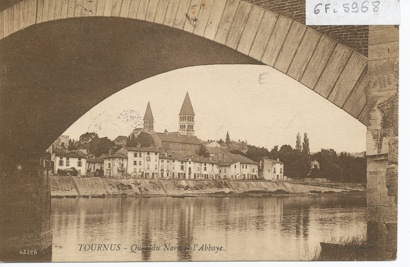 Tournus. Quai du Nord et l'abbaye.
