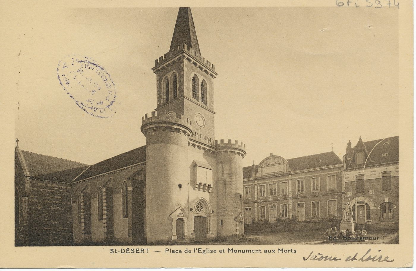 Saint-Désert. Place de l'église et monument aux morts.