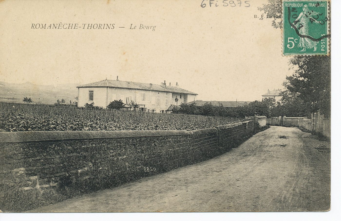 Romanèche-Thorins. Le bourg.