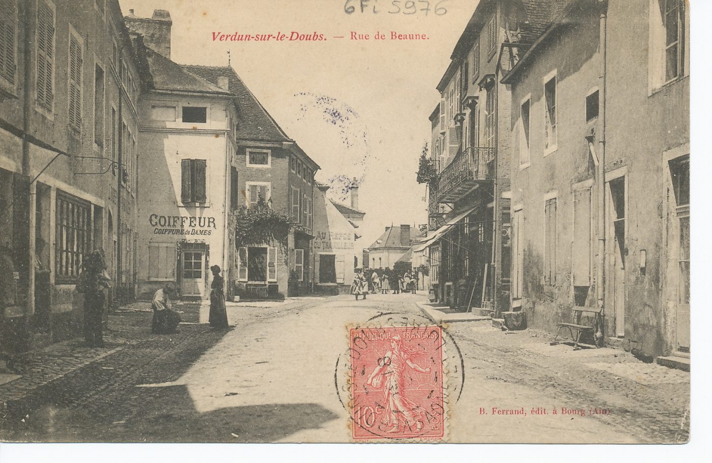 Verdun-sur-le-Doubs. Rue de Beaune.