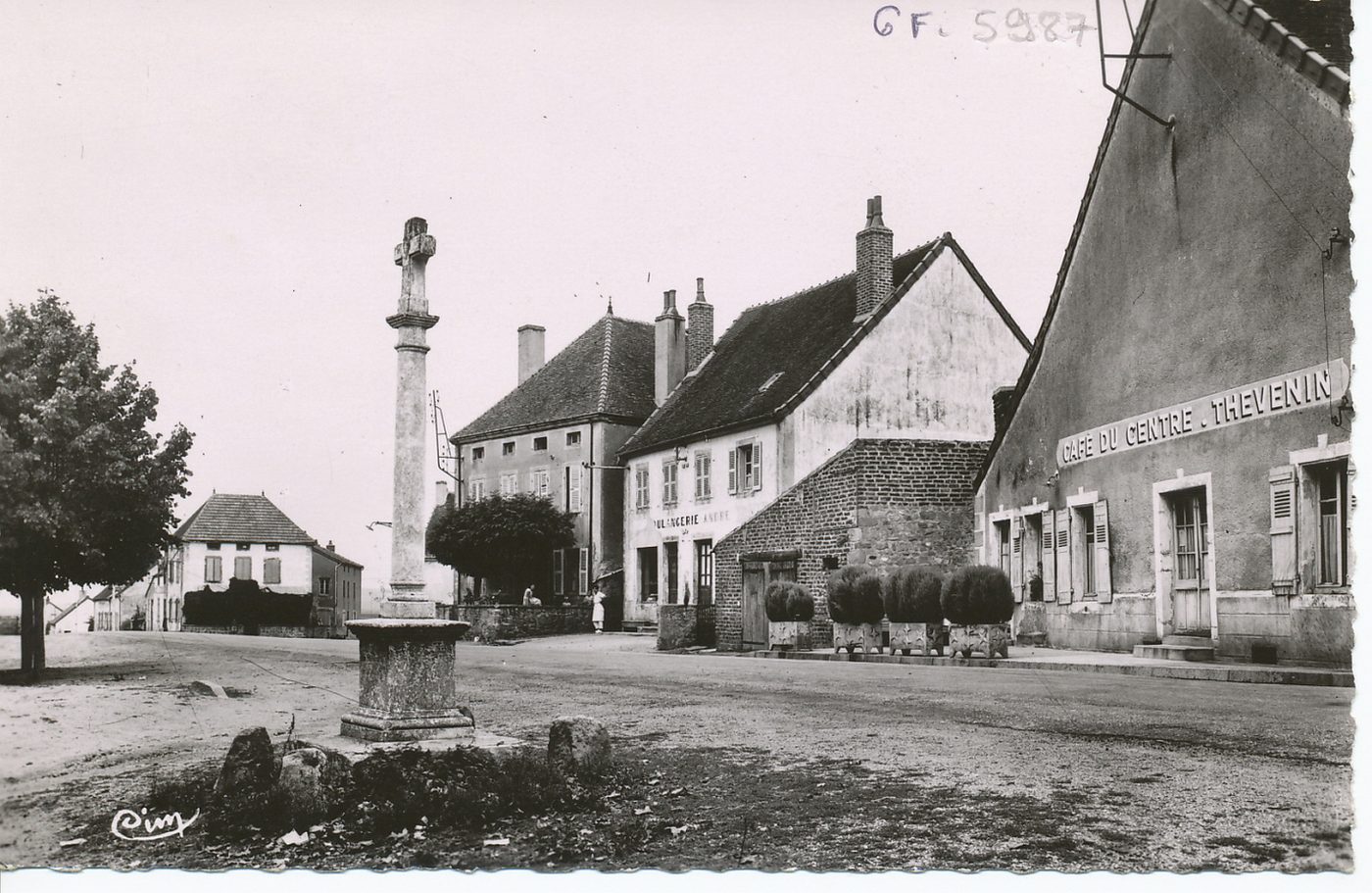 Montchanin-le-Haut. Grande rue.