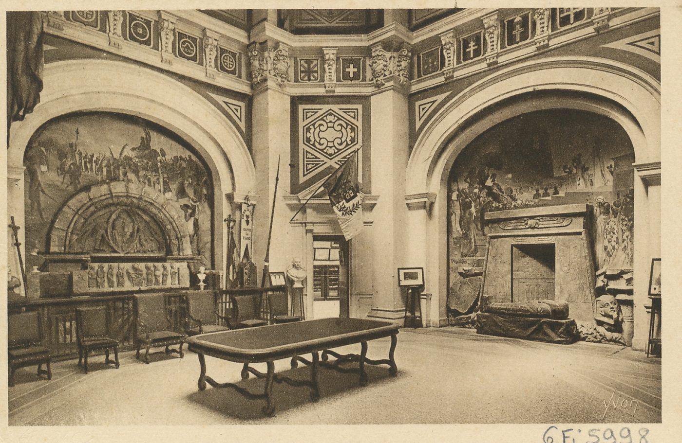 La douce France. Paray-le-Monial. Le Hiéron : musée et bibliothèque eucharistiques. Salle centrale.