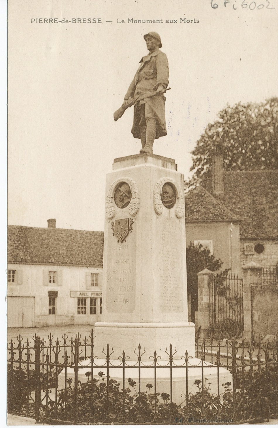 Pierre-de-Bresse. Le monument aux morts.