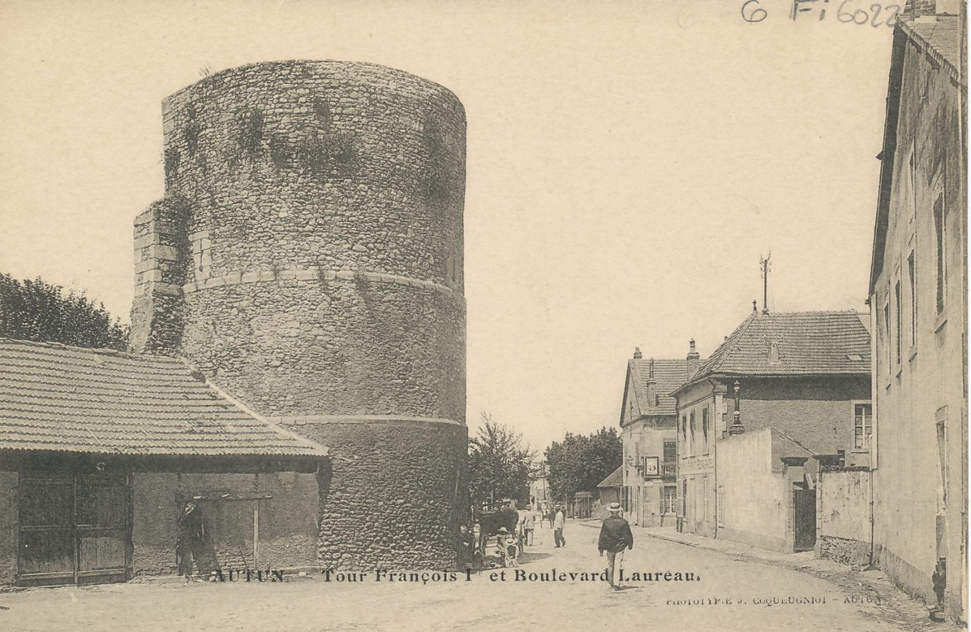 Autun. Tour François 1er et boulevard Laureau.