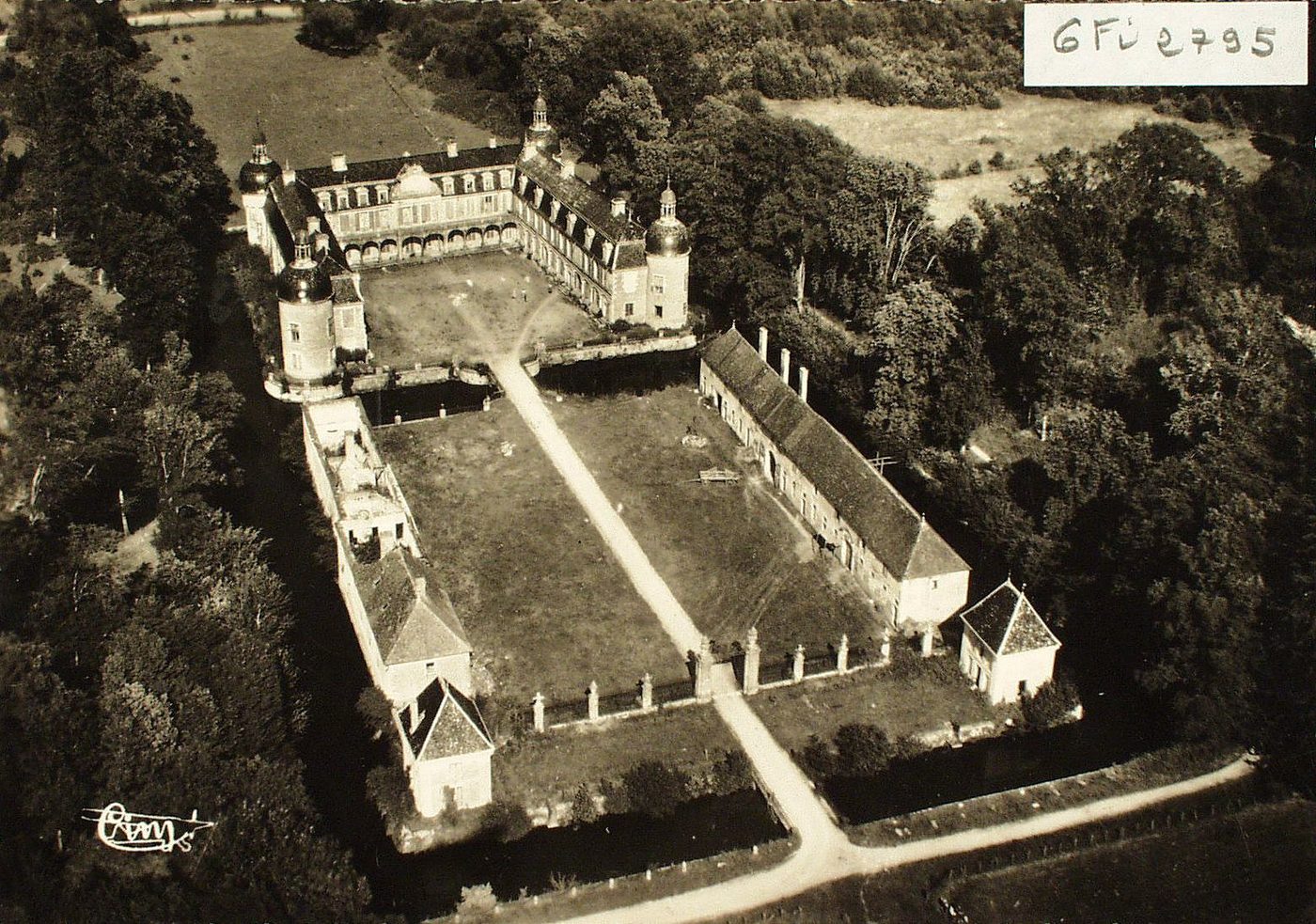 Pierre-de-Bresse. Vue aérienne du château.