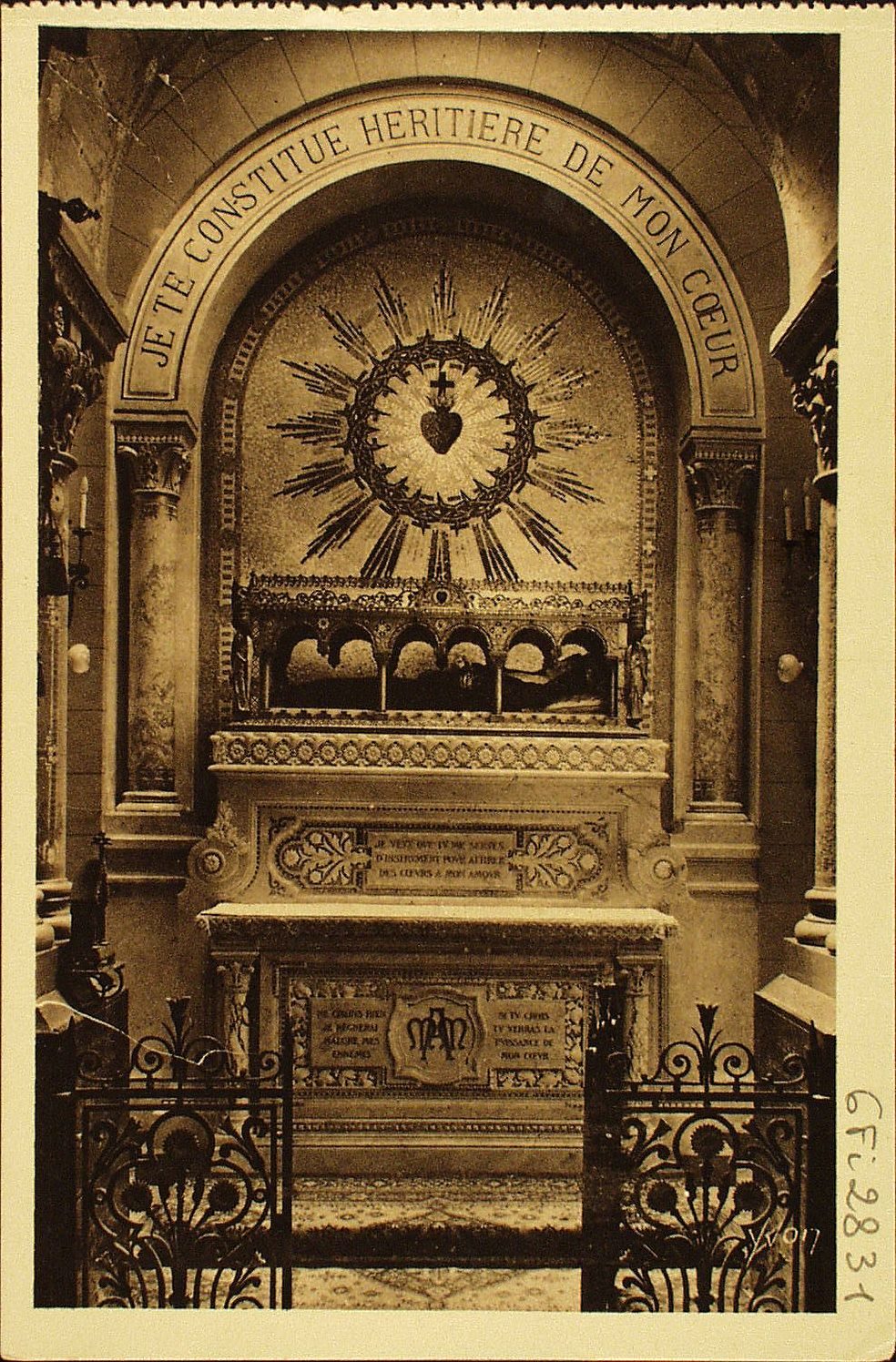 La douce France. Paray-le-Monial. Monastère de la Visitation. Chapelle où repose la châsse de sainte Marguerite-Marie Alacoque.