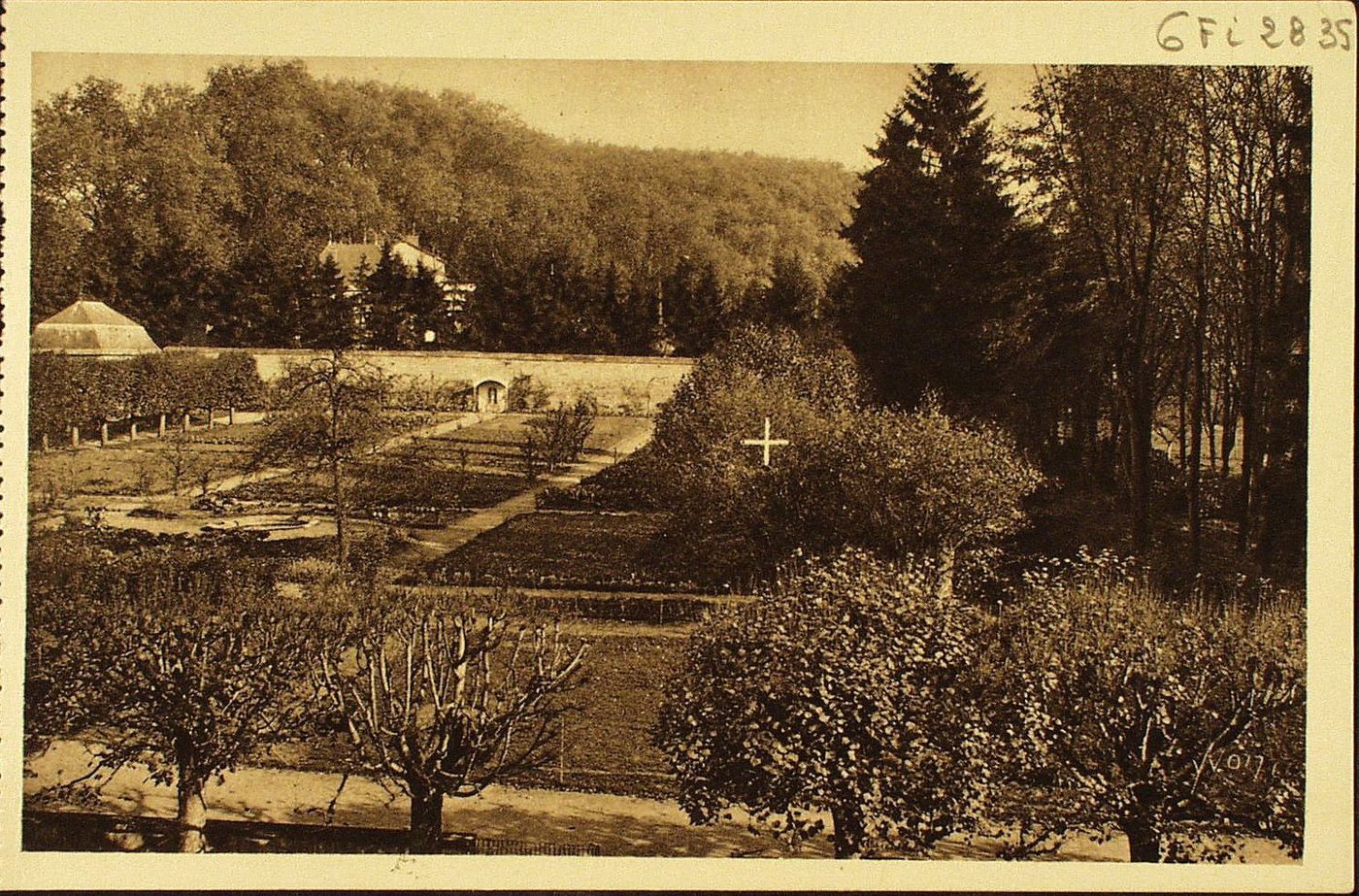 La douce France. Paray-le-Monial (Saône-et-Loire). Jardin du monastère de la Visitation. Bosquet de noisetiers où eurent lieu les apparitions qui précédèrent la profession de sainte Marguerite-Marie Alacoque le 6 novembre 1672.