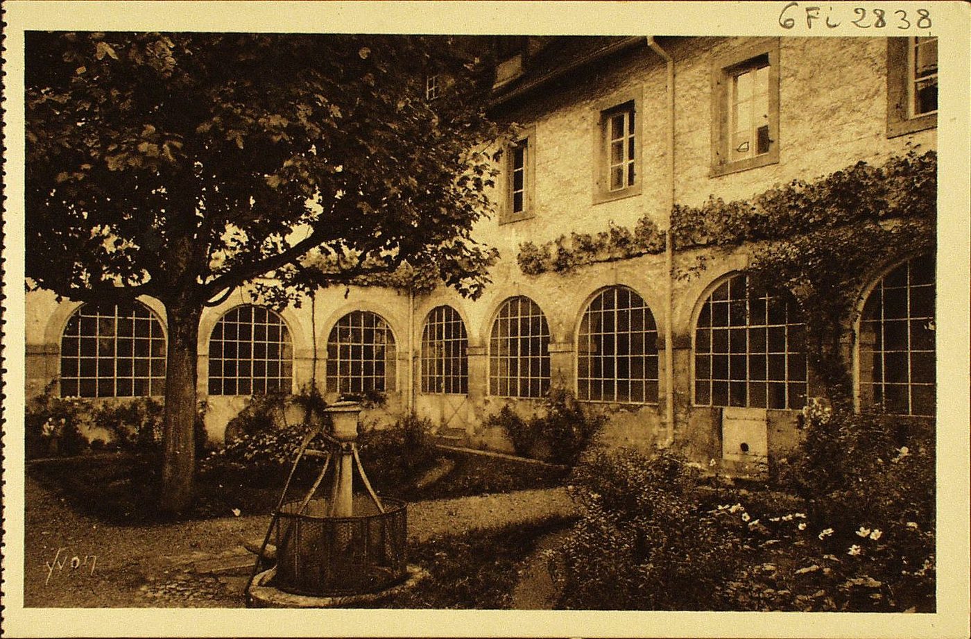 La douce France. Paray-le-Monial (Saône-et-Loire). Monastère de la Visitation. Préau du monastère au centre duquel se trouve le puits où sainte Marguerite-Marie Alacoque se blessa à la tête. La croix indique la fenêtre de son infirmerie.