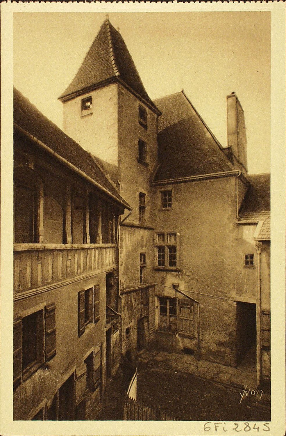 La douce France. Charolles (Saône-et-Loire). Couvent des Urbanistes où sainte Marguerite-Marie Alacoque fit sa première communion à l'age de neuf ans.