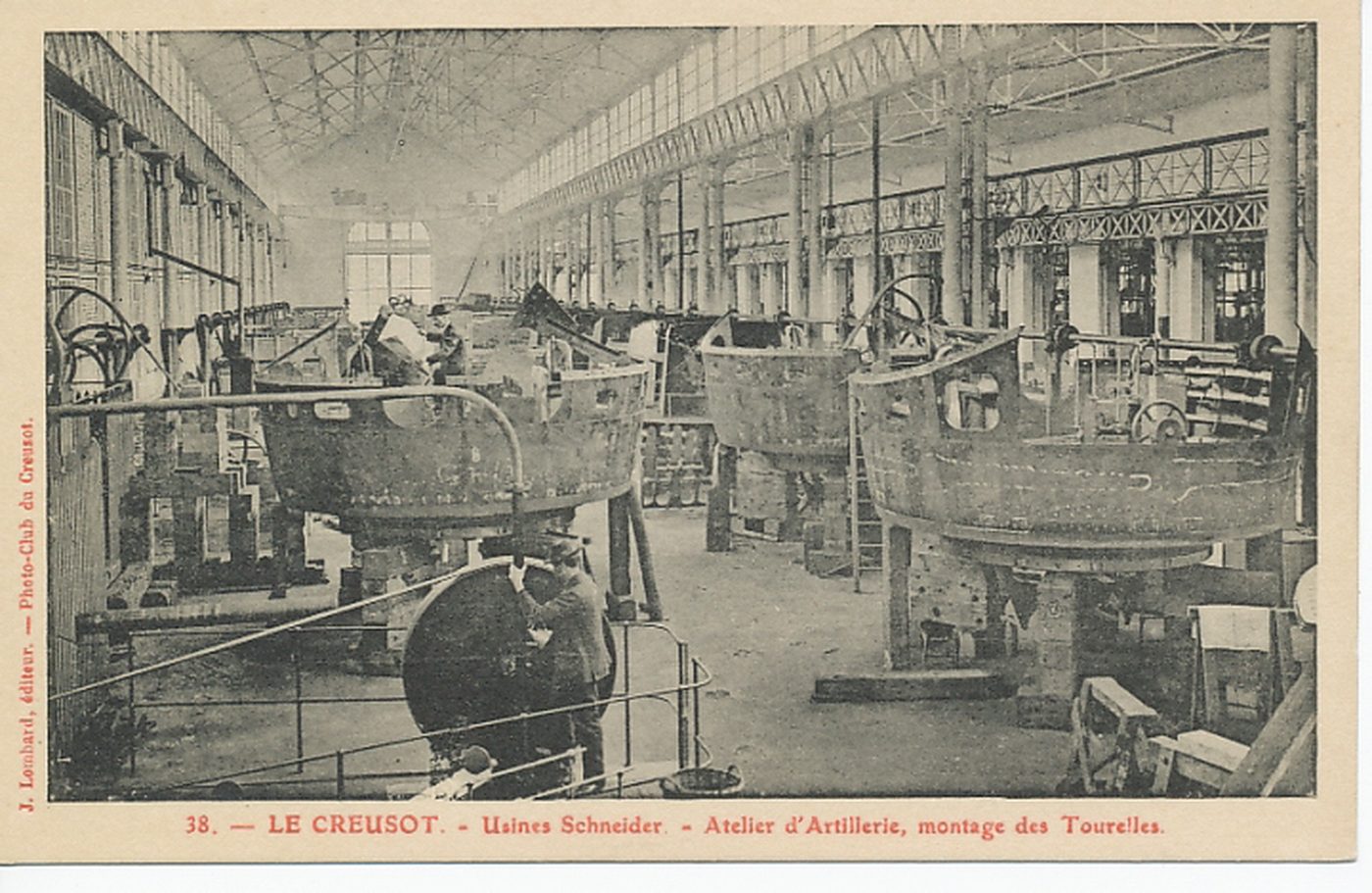 Le Creusot. Usines Schneider. Atelier d'artillerie, montage des tourelles.