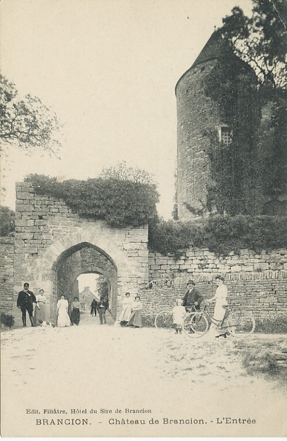 Brancion. Château de Brancion. L'entrée.