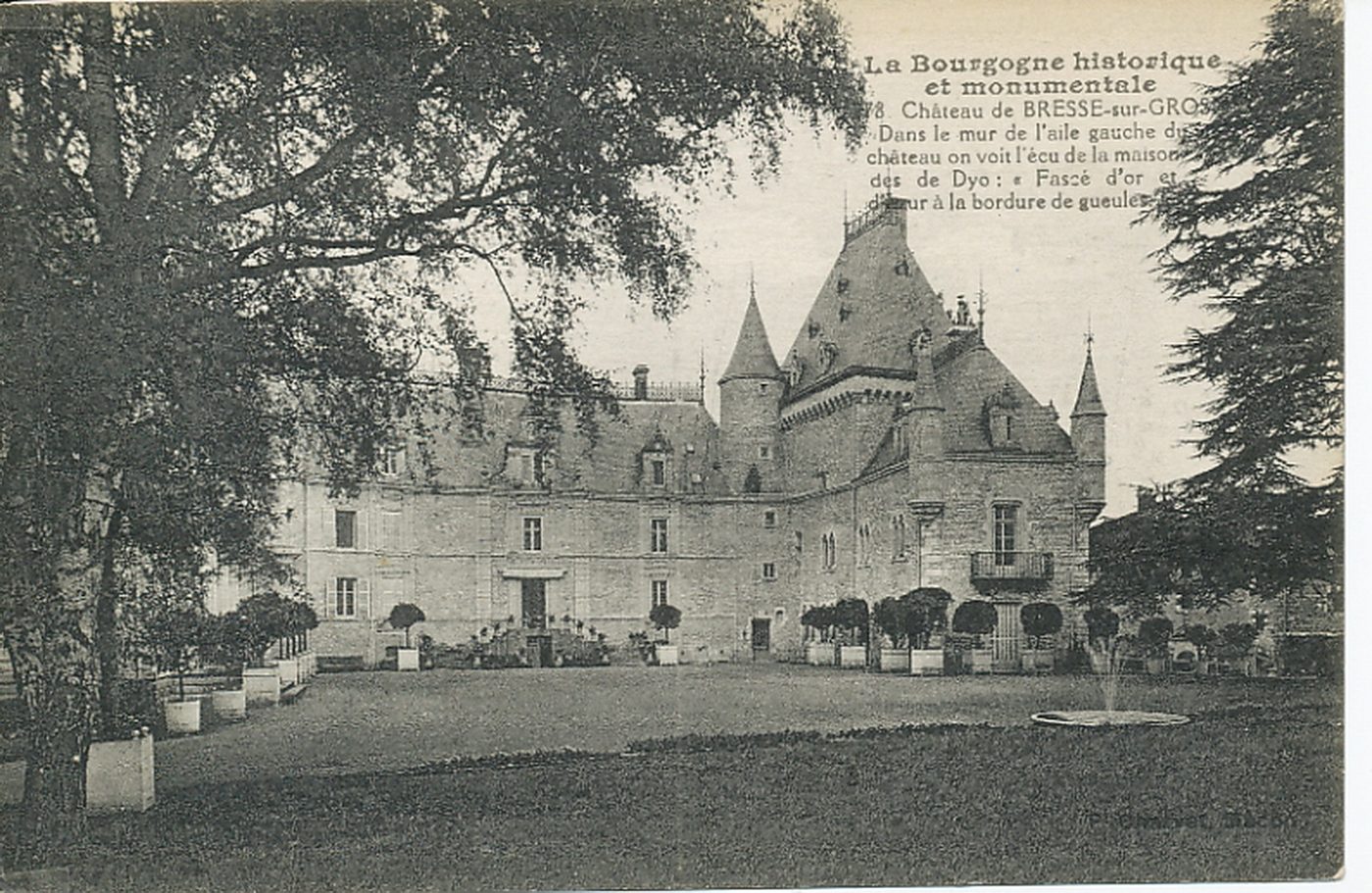 La Bourgogne historique et monumentale. Château de Bresse-sur-Grosne. Dans le mur de l'aile gauche du château on voit l'écu de la maison des de Dyo : " Fascé d'or et d'azur à la bordure de gueules".