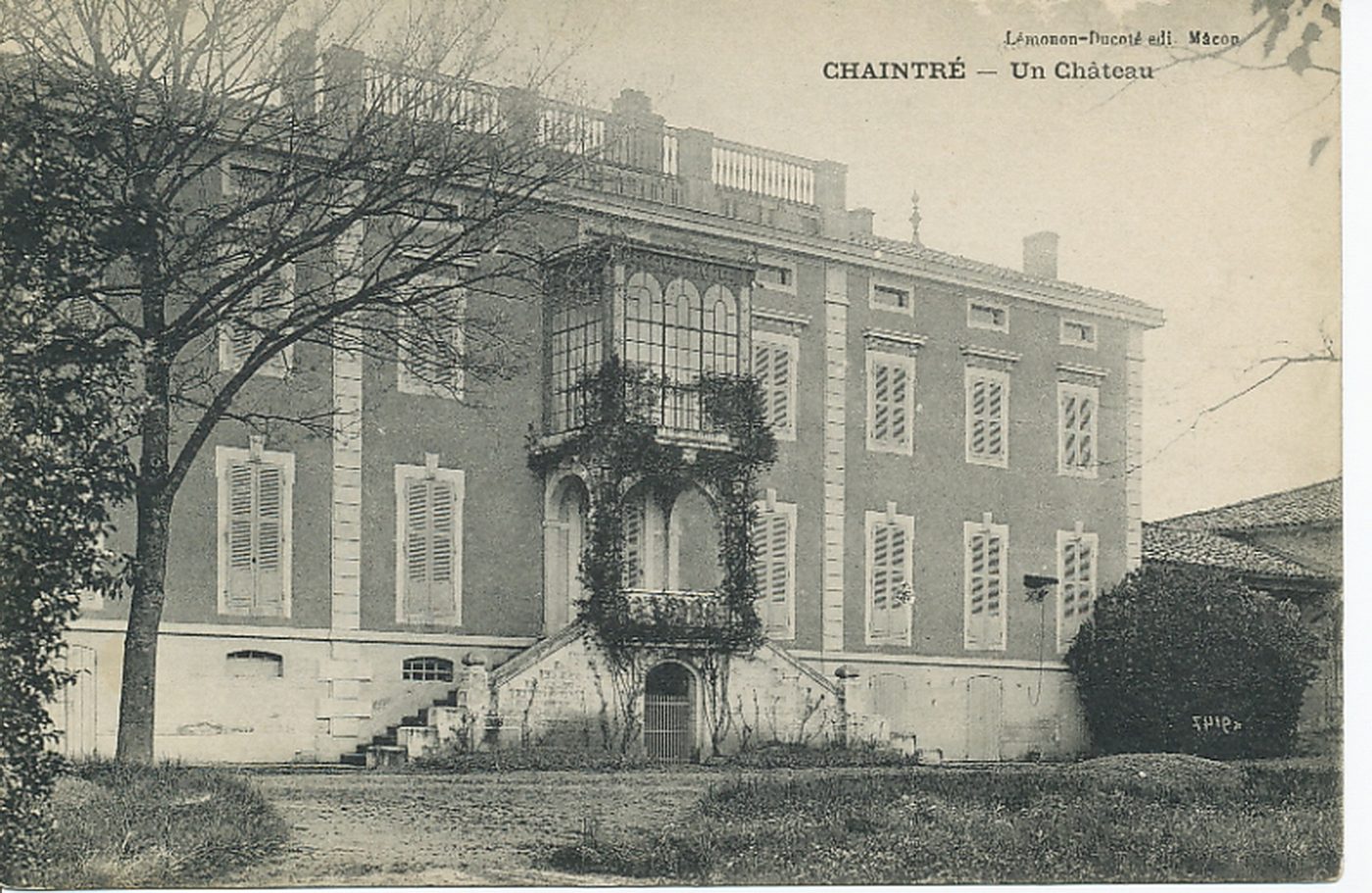 Chaintré. Un château.