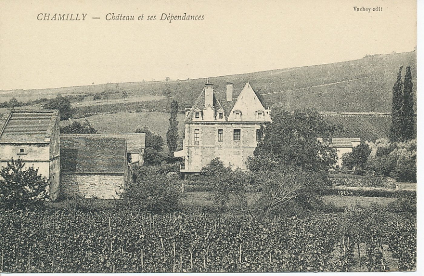 Chamilly. Château et ses dépendances.