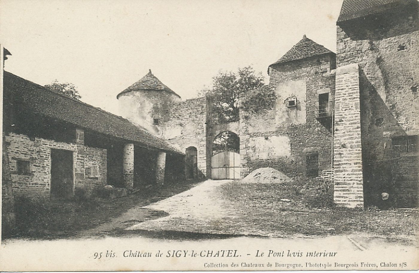 Château de Gros Chigy à Saint-André-le-Désert. Le pont-levis intérieur.