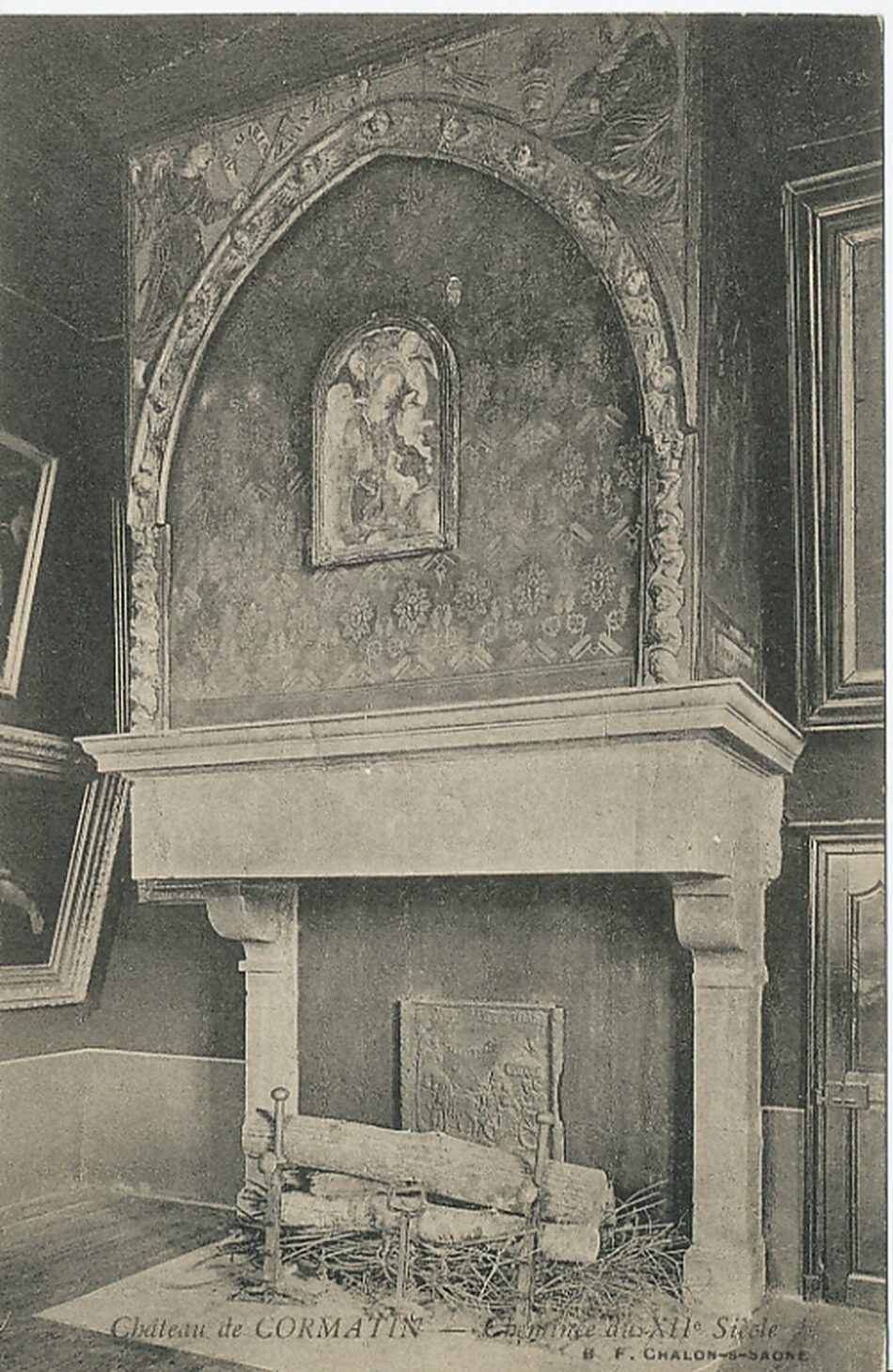 Château de Cormatin. Cheminée du XIIe s.