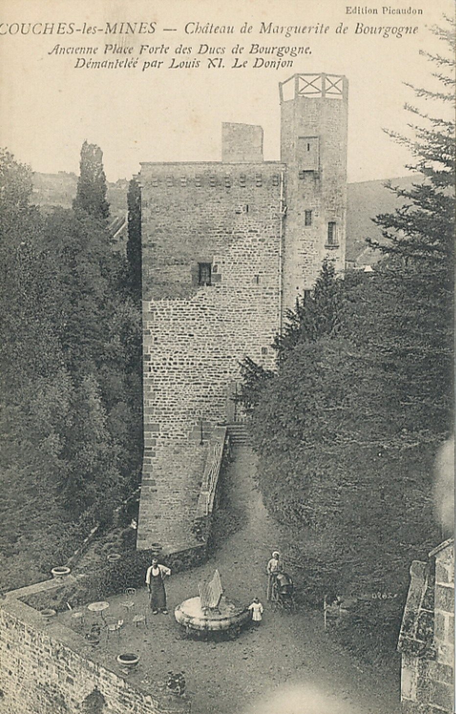 Couches-les-Mines. Château de Marguerite de Bourgogne. Ancienne place forte des Ducs de Bourgogne. Ancienne place forte des Ducs de Bourgogne. Démantelée par Louis XI. Le donjon.
