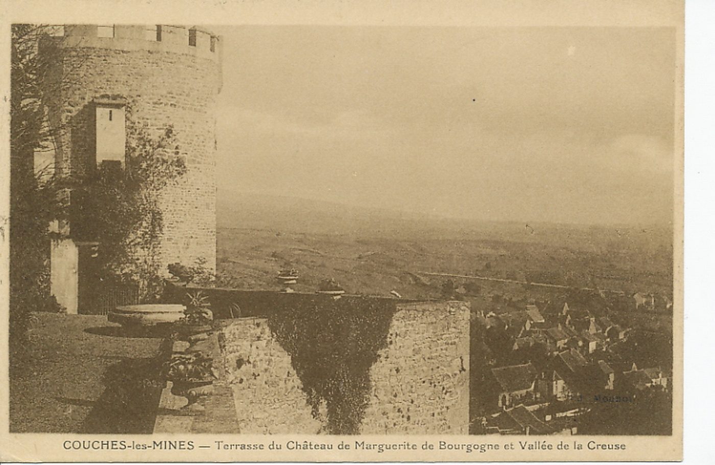 Couches-les-Mines. Terrasse du château de Marguerite de Bourgogne et vallée de la Creuse.