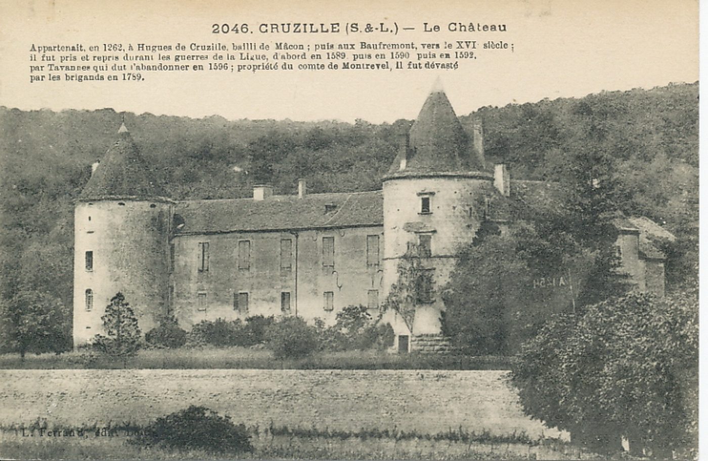 Cruzille. Le château. Appartenait, en 1262, à Hugues de Cruzille, bailli de Mâcon ; puis aux Baufremont, vers le XVIe s ; il fut pris et repris durant les guerres de la ligue, d'abord en 1589 puis en 1590 puis en 1592 par Tavannes qui dut l'abandonner en 1596 ; propriété du comte de Montrevel, il fut dévasté par les brigands en 1789.
