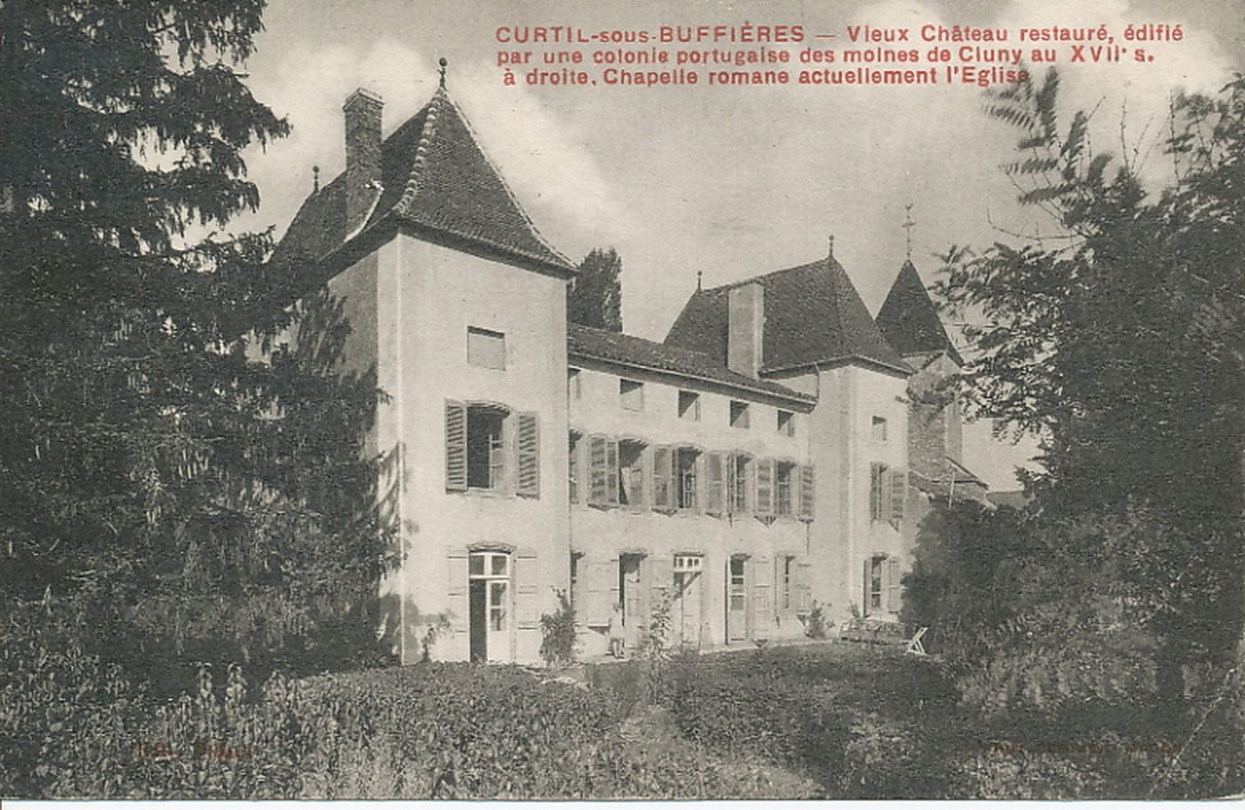 Curtil-sous-Buffières. Vieux château restauré, édifié par une colonie portugaise des moines de Cluny au XVIIe s. à droite, chapelle romane actuellement l'église.