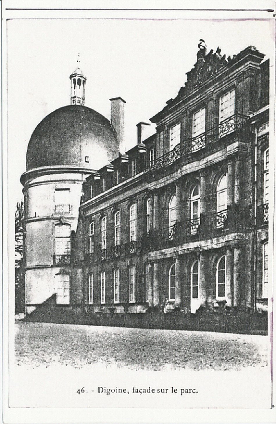 Digoine, façade sur le parc.