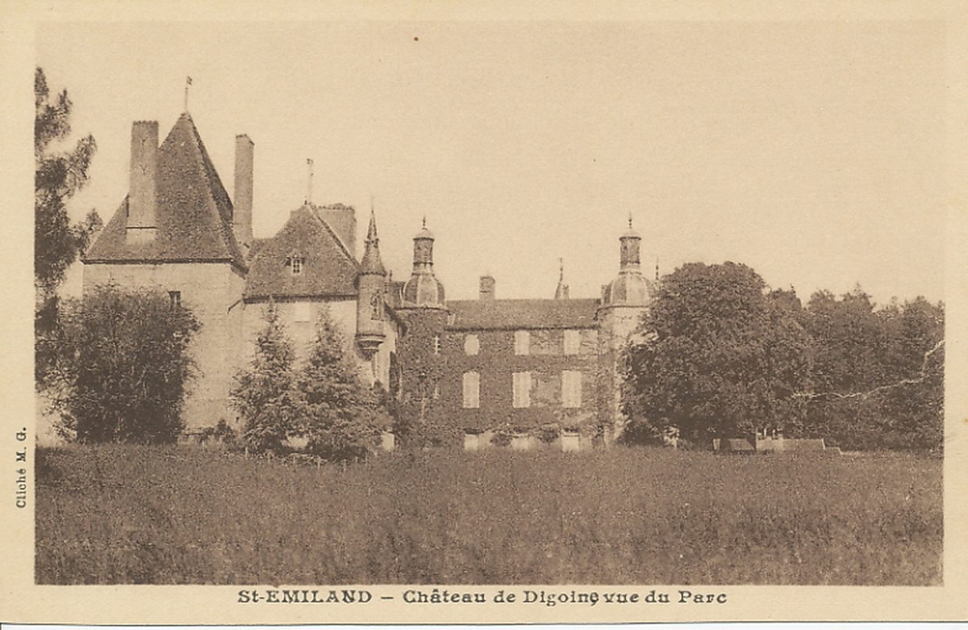Saint-Emiland. Château de Digoin vue du parc.