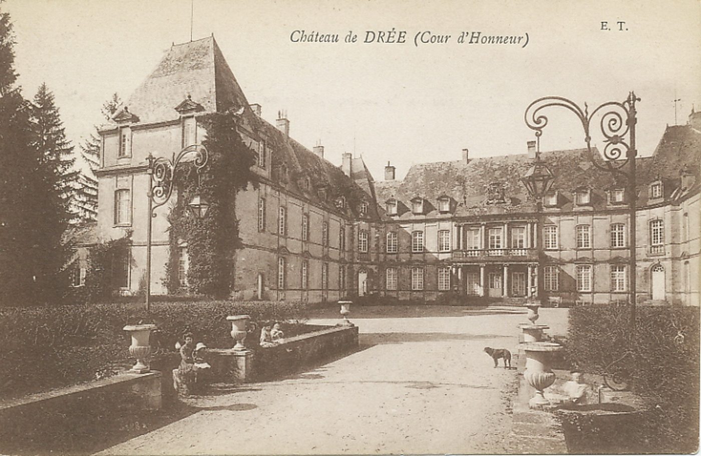 Château de Drée (cour d'honneur).