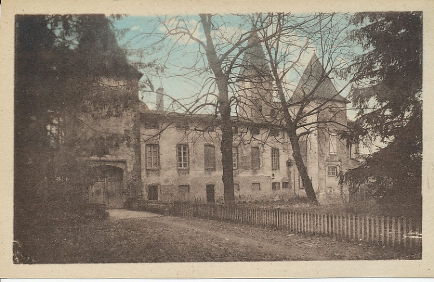 La Bourgogne historique et monumentale. Château d'Estours, à Crêches. Entouré de tours et fossés ; possédé au XIVe s, par la puissante famille de Feurs. Armes : "losange d'or et de sable".
