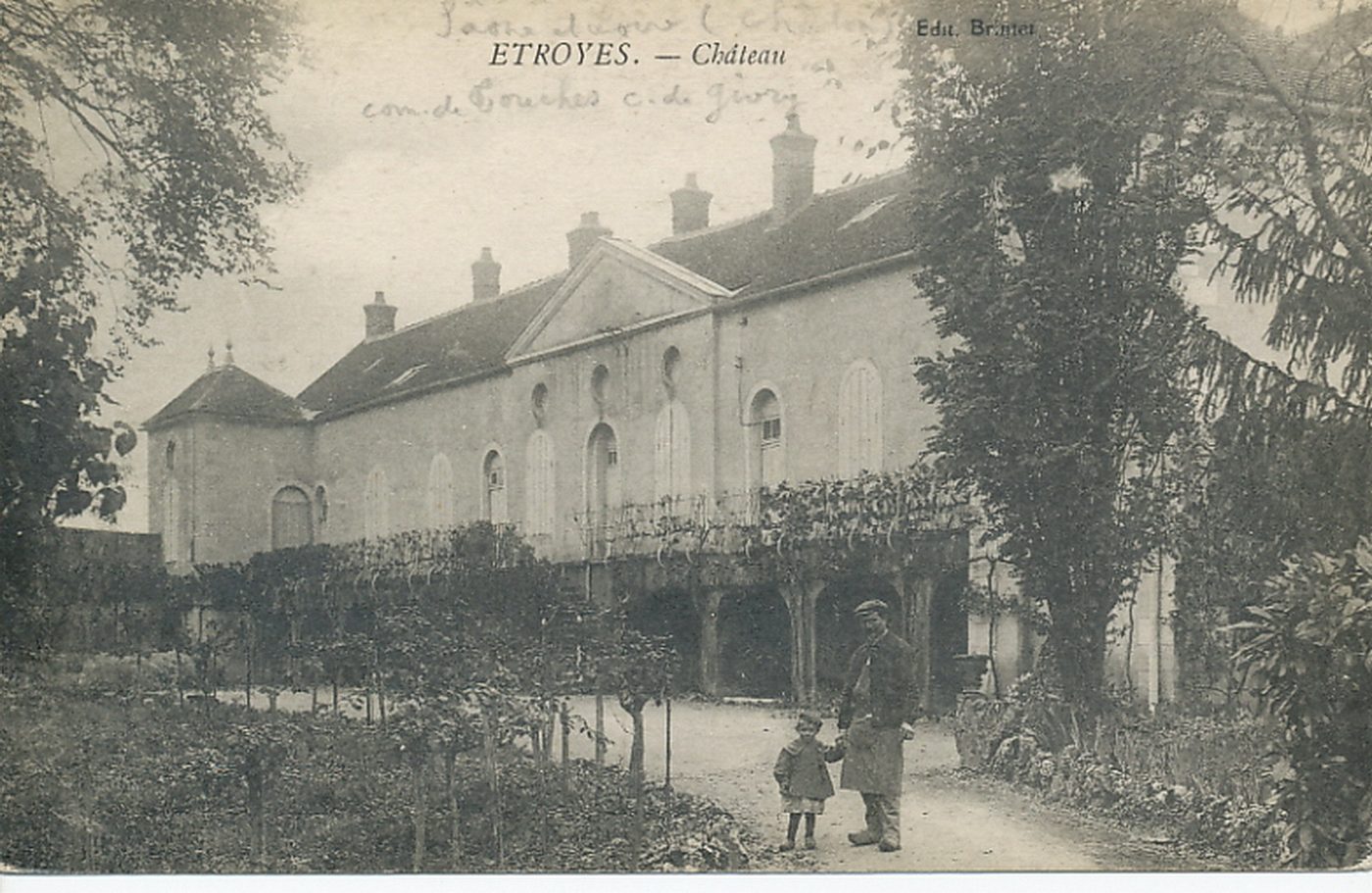 Etroyes. Château.