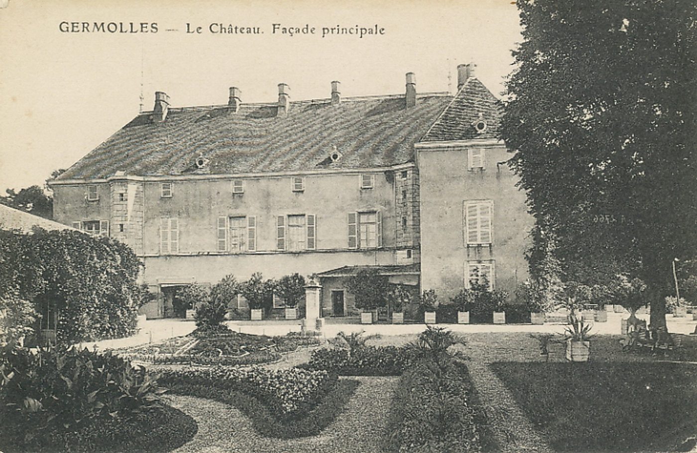 Germolles. Le château. Façade principale.