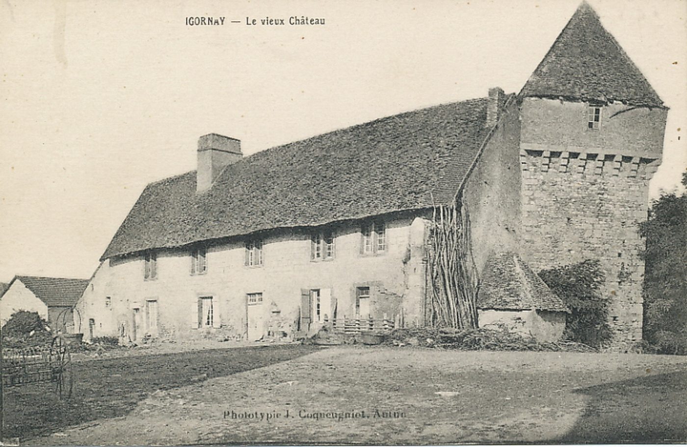 Igornay. Le vieux château.