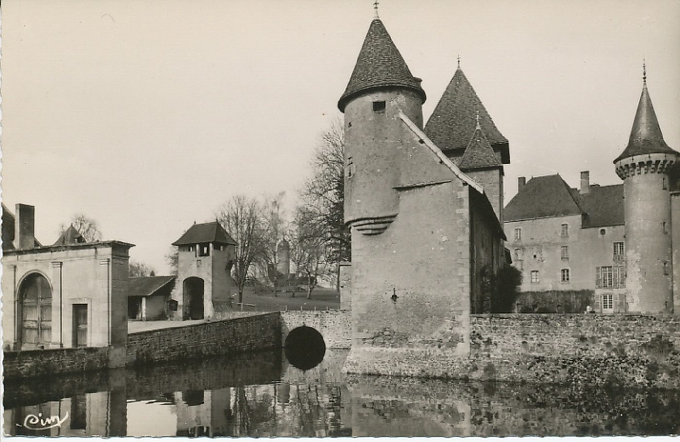 La Clayette. Vieux château et son entrée.