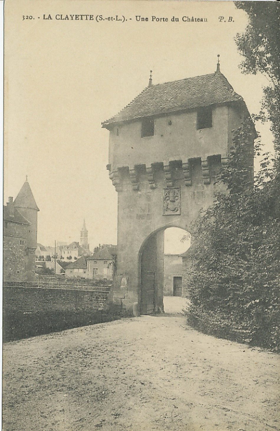 La Clayette. Une porte du château.