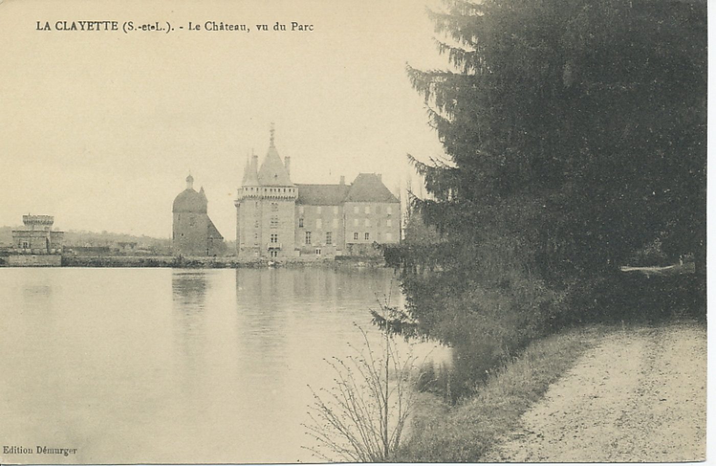 La Clayette. Le château, vu du parc.