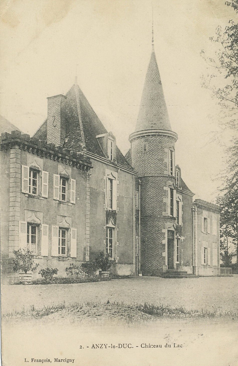 Anzy-le-Duc. Château du Lac.