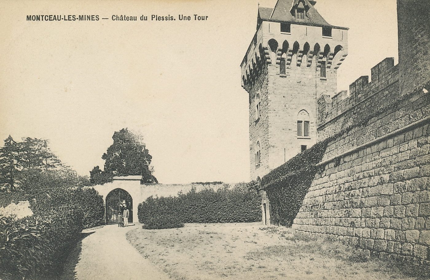 Montceau-les-Mines. Château du Plessis. Une tour.