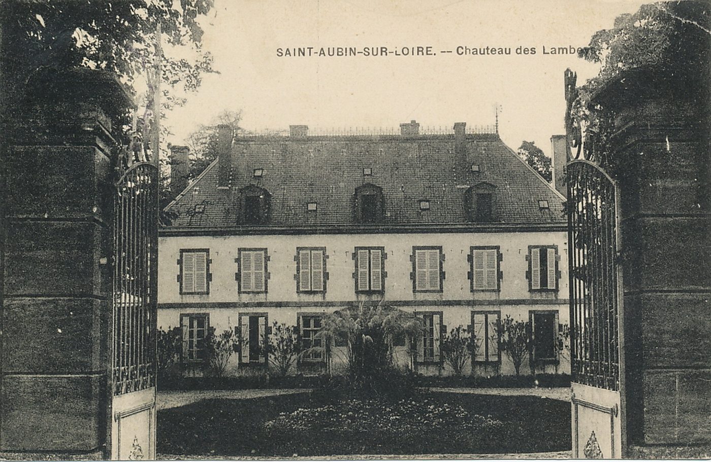 Saint-Aubin-sur-Loire. Château des Lambeys.