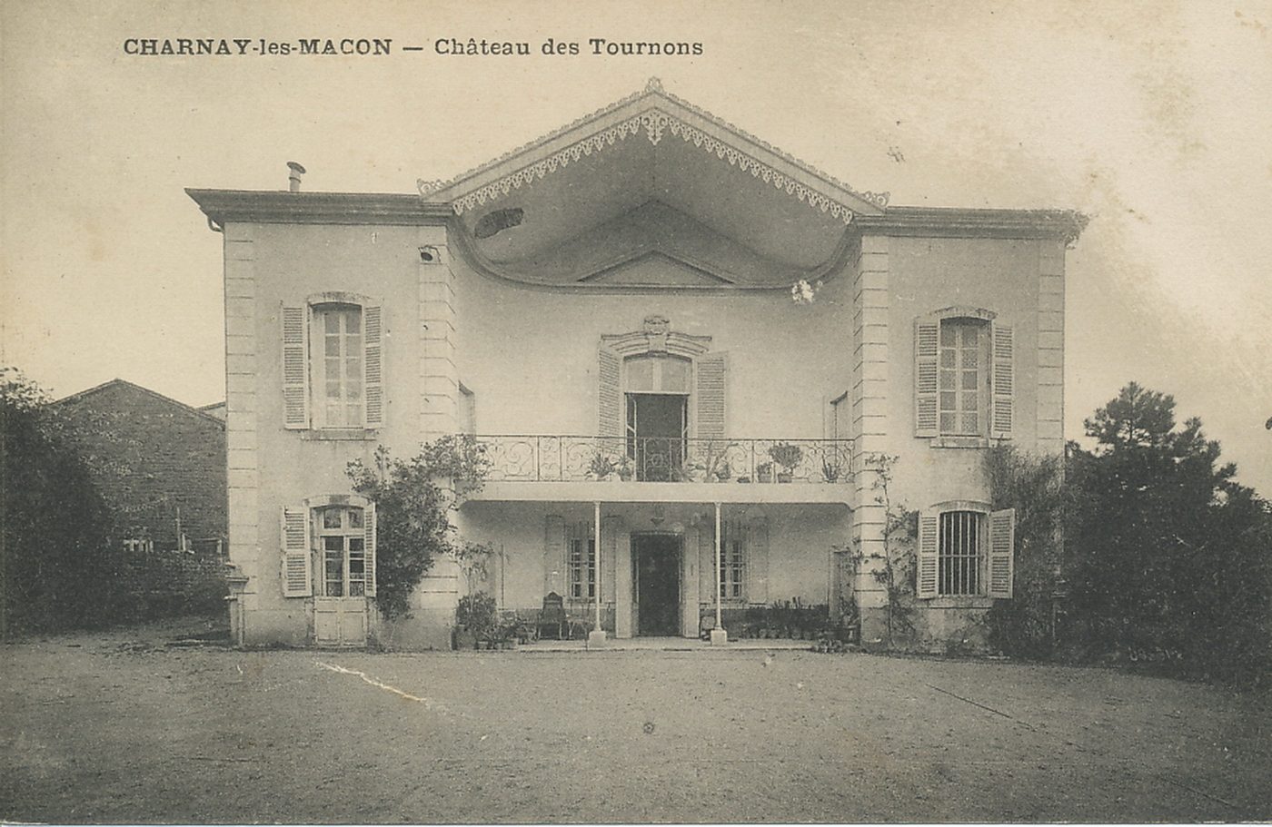 Charnay-lès-Mâcon. Château des Tournons.
