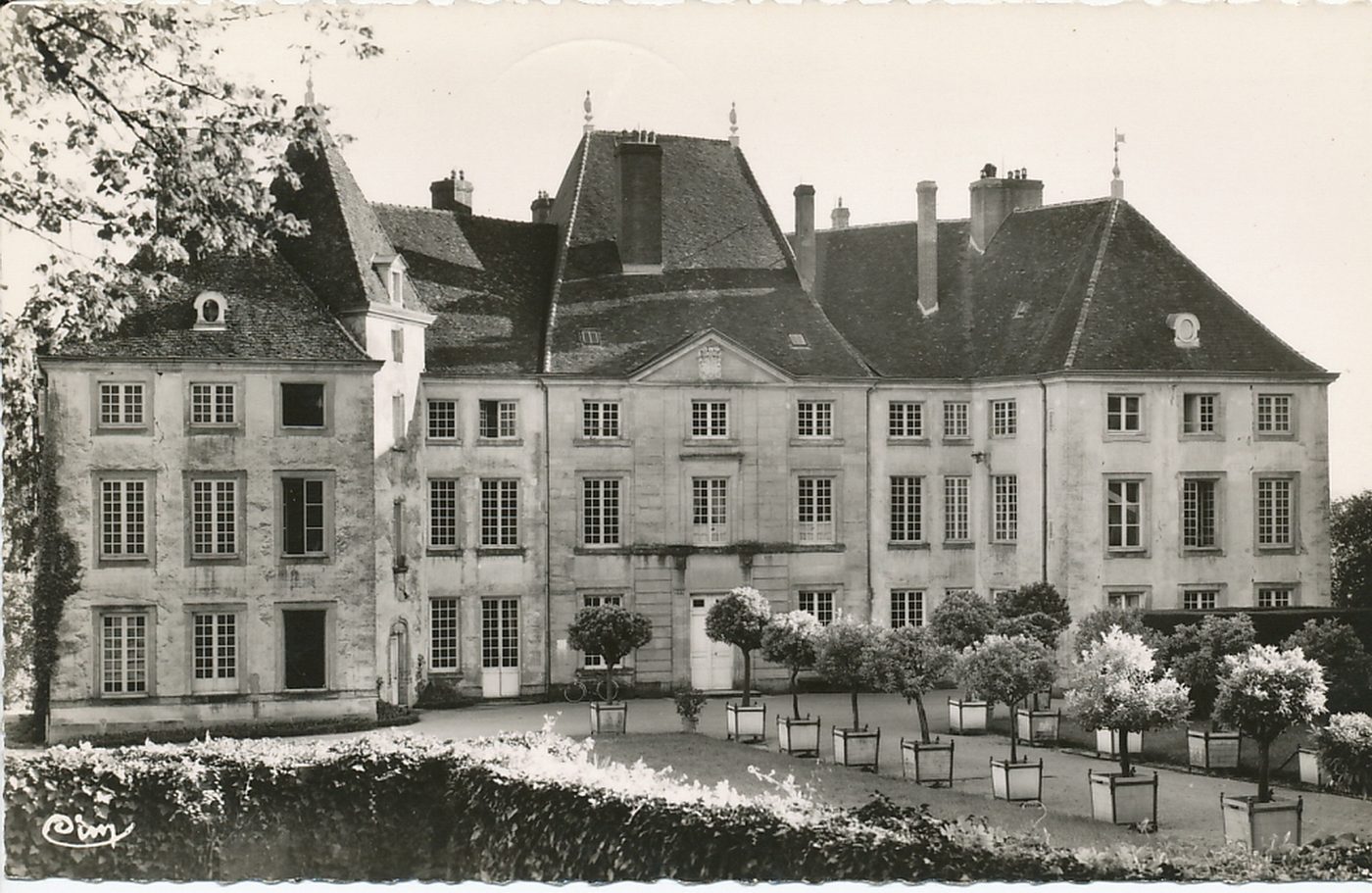 Lugny-lès-Charolles. Château de Lugny-lès-Charolles, façade Nord.