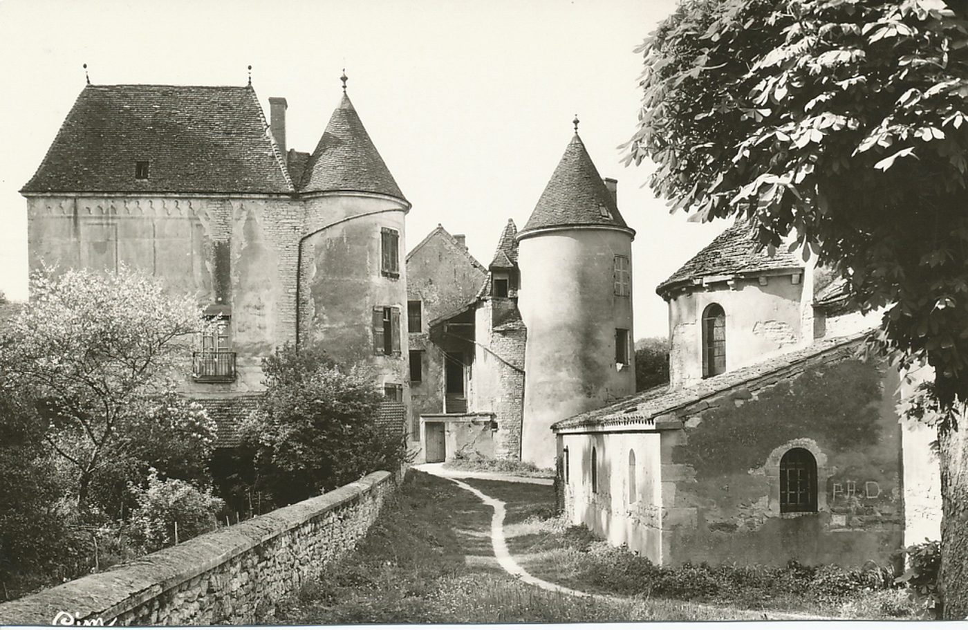 Lugny. Le vieux château.